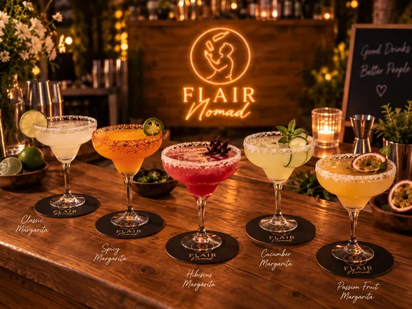 Cinco margaritas con el borde escarchado sobre la barra de madera de Flair Nomad