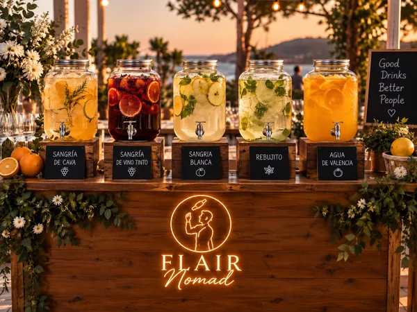 Dispensadores de sangría de cava, de vino tinto, blanca, rebujito y agua de Valencia en la barra de Flair Nomad al atardecer